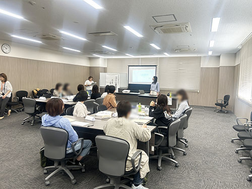 い香か-ikoka-「いこかプラス」講座のようす画像　グループに分かれてテーブルに座る参加者