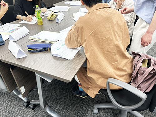 い香か-ikoka-「いこかプラス」講座のようす画像　熱心にシートに書き込む参加者の皆さん