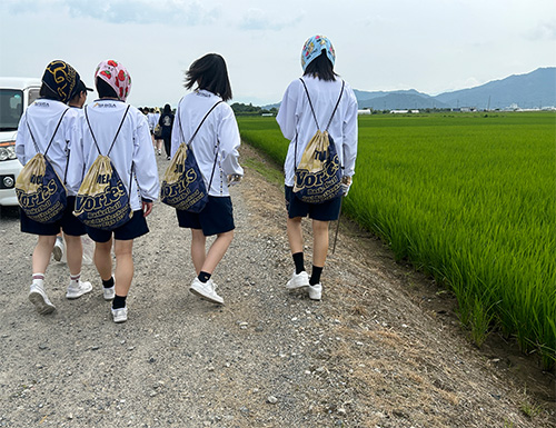 ヴォーリズ倶楽部　北之庄沢・西の湖クリーンプロジェクト　北之庄沢のほとりでゴミを集める