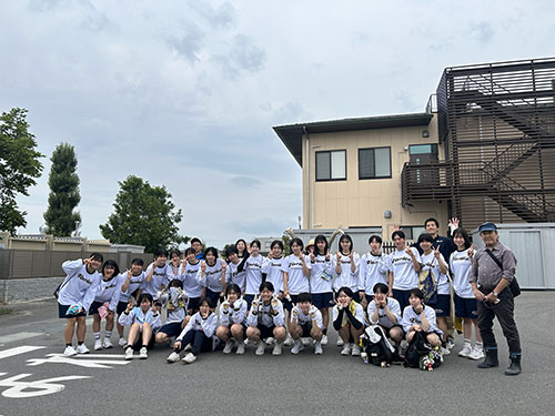 ヴォーリズ倶楽部　北之庄沢・西の湖クリーンプロジェクト　日吉の敷地内で集合写真。がんばった皆さんのいいお顔